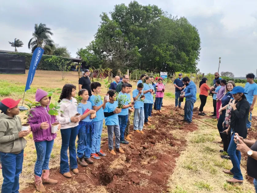 Mudas frutíferas foram plantadas por estudantes do município nesta Semana da Árvore