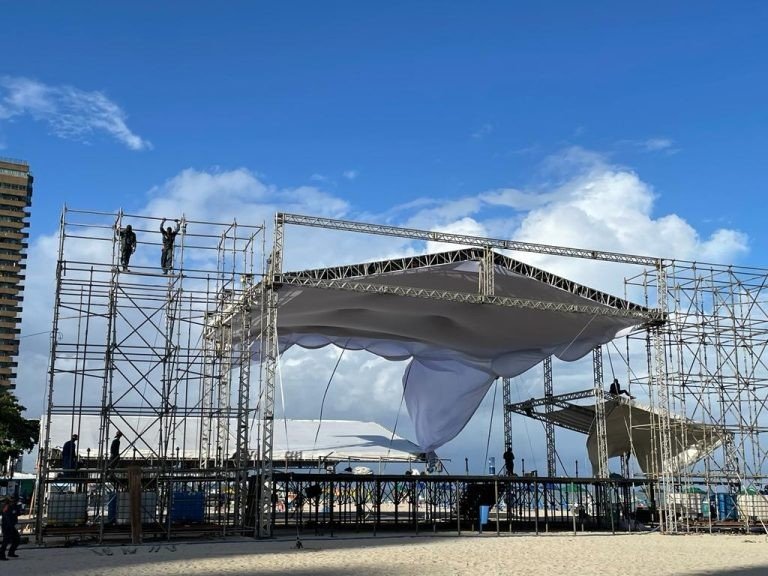 Estrutura do Réveillon do Jaboatão está sendo montada em Candeias