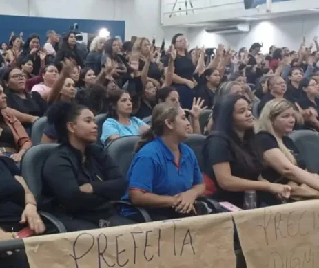Após protestos na câmara, professora é desligada da Semed